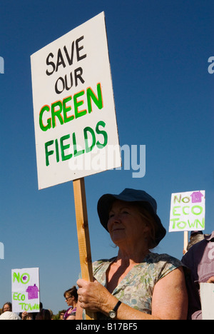 ECO Town protestiert Dorfgemeinde gegen den geplanten neuen Ecotown. Beenden Sie die Neuentwicklung bei Ford West Sussex, HOMER SYKES der 2008 2000er-Jahre Stockfoto