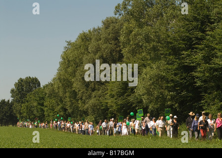 Die ländliche Gemeinschaft hat sich zusammengeschlossen, um gegen die geplante neue Öko-Stadtentwicklung zu protestieren und die ländlichen Werte Englands zu schützen. Ford, West Sussex 2008 2000er Stockfoto