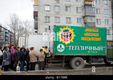 Shopper Schlange neben Lebensmittelgeschäft van in Juschno-Sachalinsk Sachalin 2008 Stockfoto