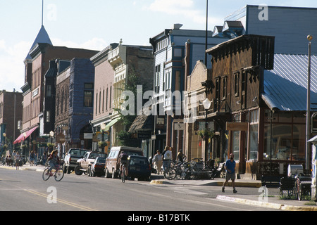 Radfahrer und Fußgänger auf der Hauptstraße in Telluride, Colorado USA Stockfoto
