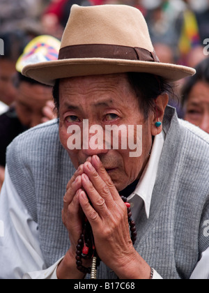 Tibet mit seinen Händen gefaltet im Gebet bei Demonstration gegen die chinesische Herrschaft Stockfoto