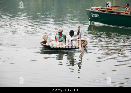 Frau und Mann ein kleines Land Segeln Boot in Kochi, Kerala, Indien Stockfoto