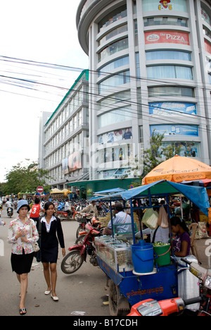 Kambodscha Phnom Penh Straßenszene mit Sorya Mall Stockfoto