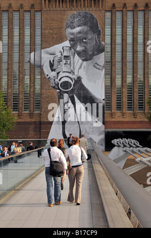 Tate Modern Außenwände für street art Anzeige von Graffiti auf renoviert Bankside Power Station Millennium Bridge London England England Stockfoto