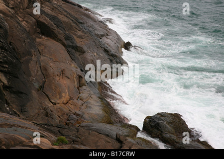 Felsen und Wellen am Strand von Kovalam, Kerala, Indien Stockfoto