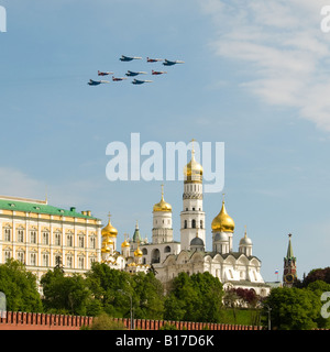 Russische "Mauersegler" und "Russian Knights" fliegen in Formation über den Kreml Kathedrale Kuppeln, Moskau Siegesparade, 9. Mai 2008 Stockfoto