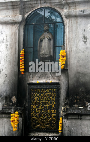 Kapelle St. gewidmet. Francis Xavier mit hinduistischen Stil Blume Puja außerhalb der Basilica von Bom Jesus, Old Goa, India Stockfoto