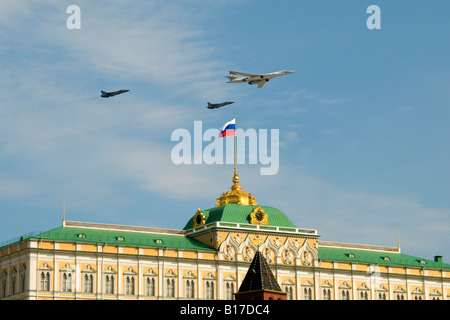 Russische Tu-160-Langstrecken-Bomber fliegt über den Grand Kremlin Palace, Moskau Siegesparade, 9. Mai 2008 Stockfoto