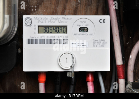 Einphasige Sicherungen in DER AUS-Position, im Sicherungskasten des Heims,  sichtbare elektrische Leitungen Stockfotografie - Alamy