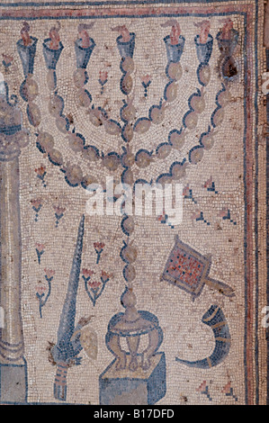 Detail des alten Zodiac Mosaikboden, jüdische rituelle Symbole vom Hammat Tiberias Synagoge am Stadtrand von Tiberias in Israel. Stockfoto