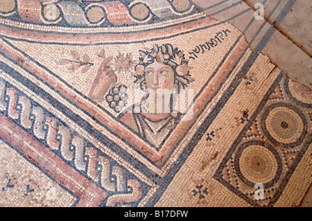 Alten zodiac Mosaikboden mit hebräischer Inschrift dating 286 CE vom Hammat Tiberias Synagoge am Stadtrand von Tiberias in Israel. Stockfoto