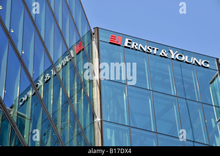 London Southwark Büros von Ernst & Young mit Schild reflektiert im Spiegel Glasverkleidung Stockfoto