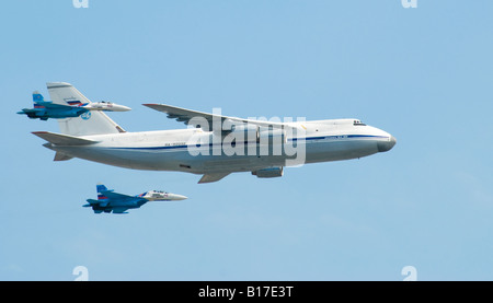 Antonov An-124 militärische Transportflugzeug im "Vorbeiflug" während russische Siegesparade in Moskau, 9. Mai 2008. Stockfoto