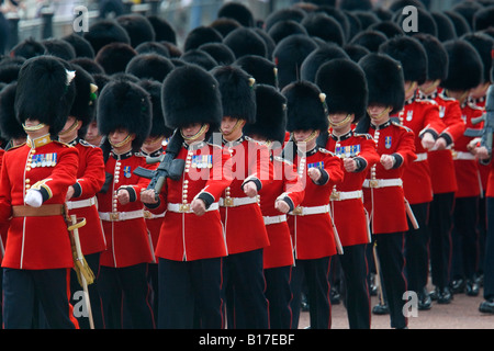 Soldaten von der Garde-Regimenter marschieren in London Stockfoto