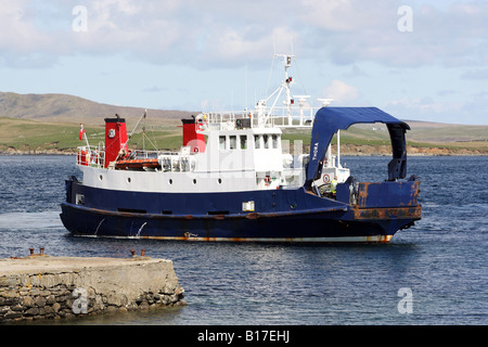 Die Fähre Thora Segeln zwischen den Inseln Yell und Unst auf den Shetland-Inseln, UK Stockfoto