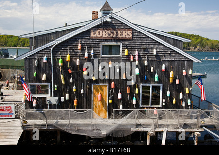 Hummer-Bojen schmücken die Stewman Innenstadt Restaurant auf dem Stadt-Pier, Bar Harbor, Maine, USA Stockfoto