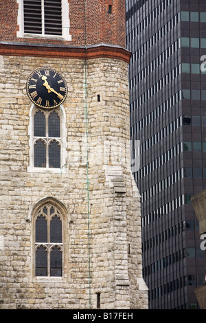 St Giles Kirche Predigten angesehen von dem Barbican Estate in der City of London Stockfoto