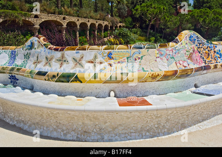 Die Mosaik Serpentin Bank im Parc Güell oder Gaudís Park. Barcelona, Spanien. Stockfoto