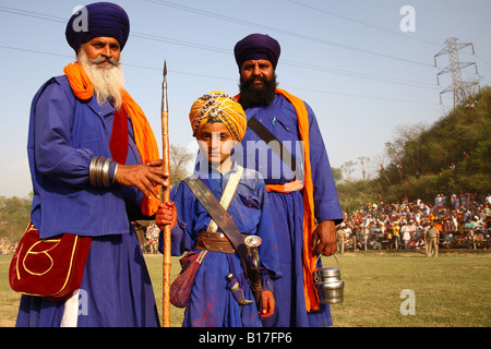 Nihangs (Sikh Krieger) bei Anandpur Sahib während Hola Mohalla Feierlichkeiten, Punjab, Indien. Stockfoto