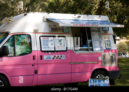 Eiswagen, rosa und weiß, auf einem Dorffest im Kangaroo Valley, wo Eis, Lollies, kalte Getränke und Kaffee verkauft werden, New South Wales, Australien Stockfoto