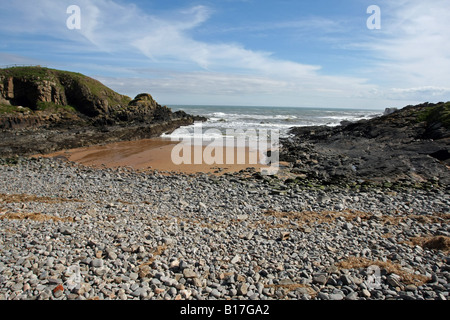 Der kleine Kies und Sandstrand an der ehemaligen Fischerdorf Dorf von Stonehaven, Aberdeenshire, Schottland, UK Stockfoto