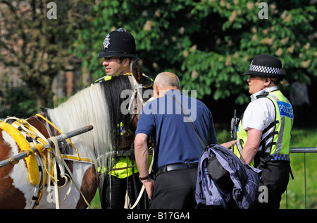 Polizei und öffentliche Besorgnis über den Zustand eines Pferdes. Appleby Pferdemesse. Appleby in Westmorland, Cumbria, England, Vereinigtes Königreich. Stockfoto