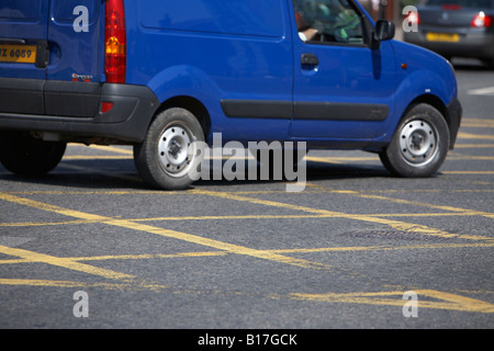 Blue van sitzen im gelben Kasten Kreuzung im Zentrum der Stadt der Grafschaft Downpatrick, Nordirland Stockfoto
