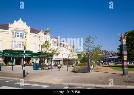 Mostyn Street Llandudno North Wales UK. Geschäfte in eleganten viktorianischen 19. Jahrhundert Gebäude mit Fußgängerzone im Stadtzentrum Stockfoto