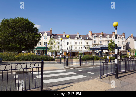 Llandudno North Wales UK können Fußgänger Zebrastreifen auf der Hauptstraße in viktorianischen Stadtzentrum Stockfoto