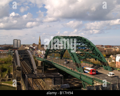 Straßen- und Eisenbahnbrücke über den Fluss zu tragen, Sunderland, England Stockfoto