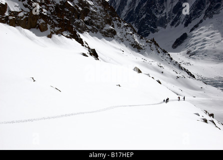 Skitourengeher anhalten für eine Pause während des Aufstiegs von Argentiere Gletscher in Richtung Col du Passon, Tal von Chamonix, Frankreich Stockfoto