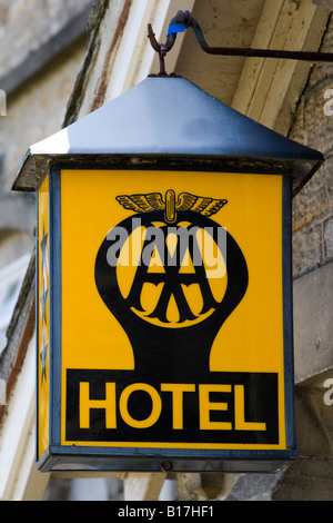 Nahaufnahme des AA (Automobile Association) Hotel Schild, mit einem alten Stil AA Abzeichen in der Mitte. Stockfoto