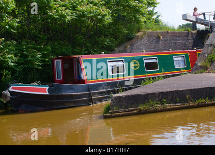 Eine schmale Boot verlassen eine Sperre für das Trent und Mersey Kanal in der Nähe von Rode Heath Cheshire England Großbritannien Stockfoto