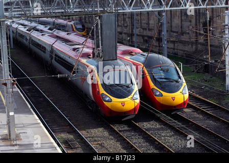 Jungfrau Pendolino Züge stehen in Carlisle Bahnhof an der Hauptstrecke Westküste Stockfoto