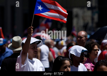 Ein Mann winkt die Purto Rico Flagge während der 2008-Puerto Rico-Day-Parade in New York City. Stockfoto