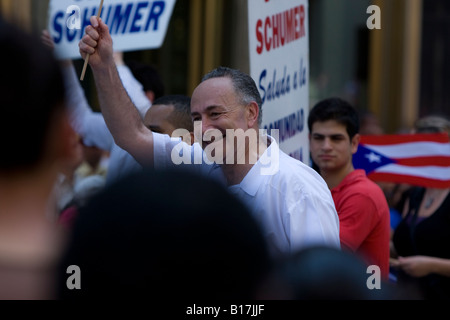 Demokratischer Senator von New York, Chuck Schumer, marschiert in den 2008 Puerto Rican Day Parade in New York City. Stockfoto