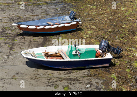 Boote vor Anker in St. Mawes Harbour, Cornwall, England. Stockfoto