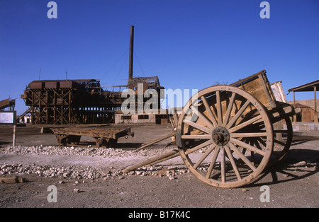 Verarbeitungsanlage und hölzerne Pferdewagen in verlassenen Nitrat Bergbau Stadt Santa Laura, in der Nähe von Iquique, Chile Stockfoto