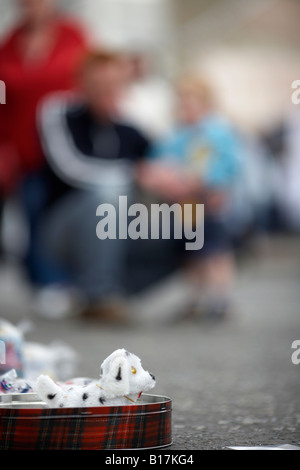 Kinder zu Fuß Spielzeughund Sackler-Straßenfest mit Vater und Sohn im Hintergrund beobachten Hennef Irland Stockfoto