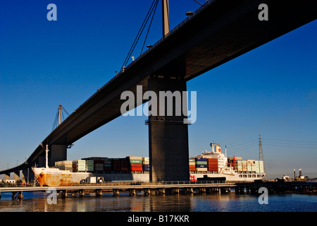 Schifffahrt / A Containerschiff unter einer Brücke. Stockfoto