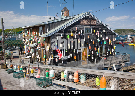 Hummer-Bojen schmücken die Stewman Innenstadt Restaurant auf dem Stadt-Pier, Bar Harbor, Maine, USA Stockfoto