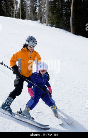 Asiatische Mutter und Tochter Skifahren Stockfoto