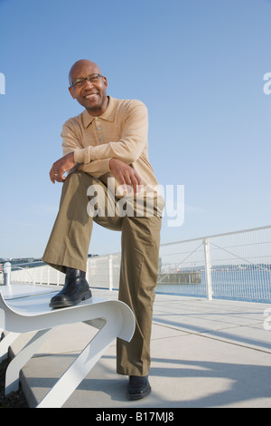 Afrikanische Amerikaner mit Fuß auf Bank Stockfoto