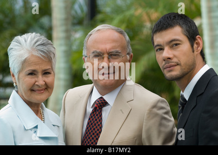 Porträt von Senior Hispanic Eltern und Erwachsenen Sohn Stockfoto