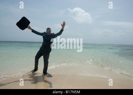 Hispano-Amerikaner Geschäftsmann tragen Schnorchelausrüstung Stockfoto