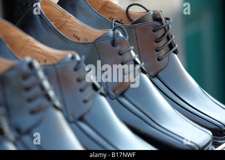 Reihe von neuen Herren schwarz Leder Schnürschuhe auf Verkaufsdisplay außerhalb Schuh Shop-Nordirland Stockfoto