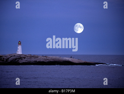 großen Vollmond über Peggys Peggys Punkt oder Lighthouse Cove in Nova Scotia, Kanada Stockfoto