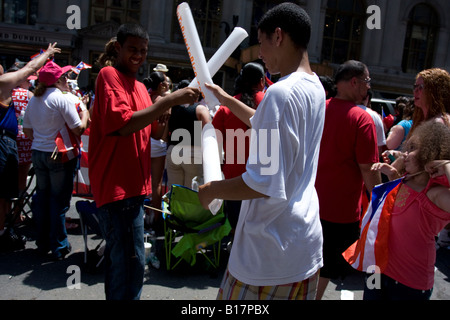 Zwei Jungen spielen Schwertkampf während der 2008 Puerto Rican Day Parade in New York City. Stockfoto