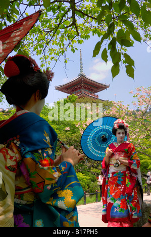 weibliche Touristen verkleidet als Maiko Lehrling Geisha Kyoto Japan Stockfoto