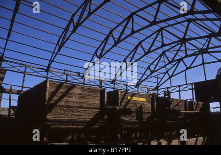 Chemische Verarbeitung Tanks und Träger in verlassenen Nitrat Verarbeitungsanlage von Santa Laura, in der Nähe von Iquique, Chile Stockfoto